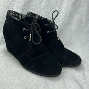 TOMS, black suede lace up booties, pre loved 🥰